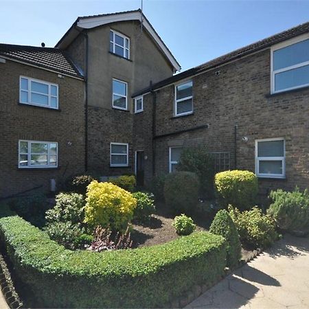 Thames View Apartments Staines-upon-Thames Bagian luar foto