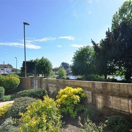 Thames View Apartments Staines-upon-Thames Bagian luar foto
