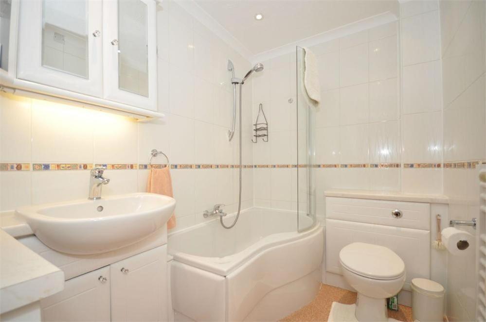 Thames View Apartments Staines-upon-Thames Bagian luar foto