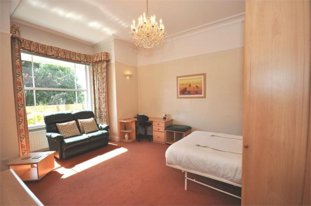 Thames View Apartments Staines-upon-Thames Bagian luar foto