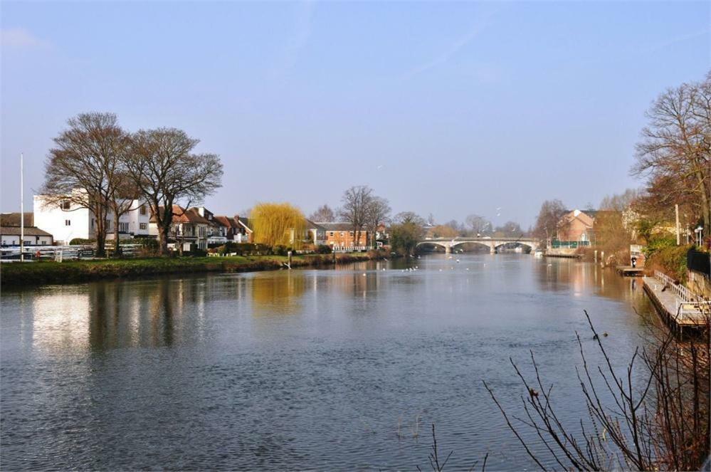 Thames View Apartments Staines-upon-Thames Bagian luar foto