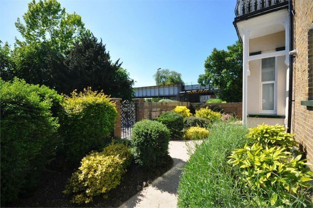 Thames View Apartments Staines-upon-Thames Bagian luar foto